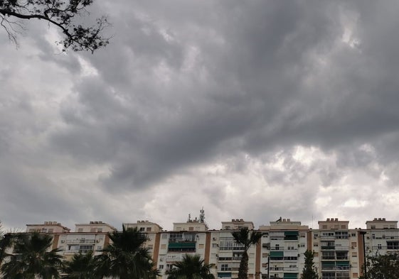 Estado de los cielos esta mañana sobre Málaga capital.