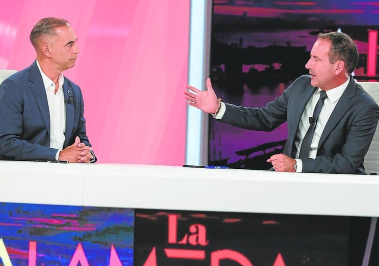 El alcalde electo de Benalmádena, Juan Antonio Lara, con el director de SUR, Manolo Castillo, anoche en 'La Alameda'.