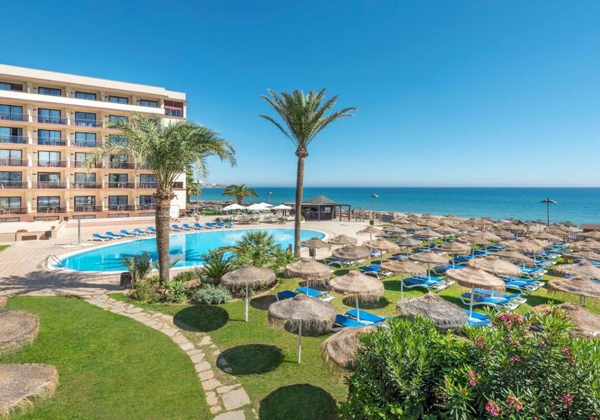 Vista de la zona de la piscina de un hotel de la Costa del Sol.