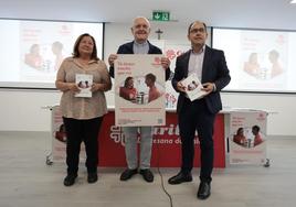 Isabel García, secretaria general de Cáritas Diocesana de Málaga, Antonio Collado, delegado episcopal, y Francisco José Sánchez Heras, director, este jueves en la presentación de su nueva campaña.