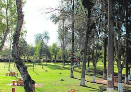 El Parque de Santillán está situado en el camino que hay entre el pueblo y la sierra de la Camorra.