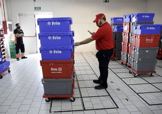 Distribución de mercancías en un supermercado DIA en Málaga.