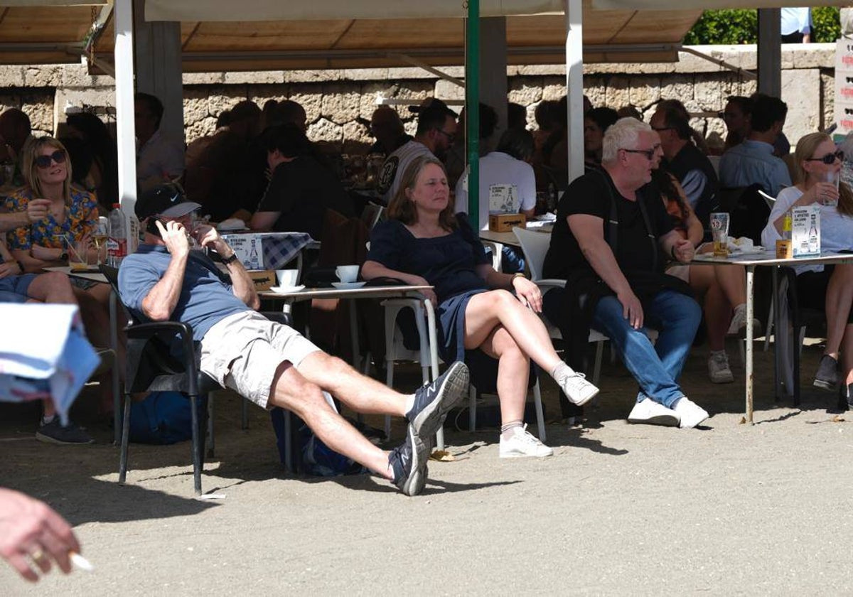 Turistas, en una terraza de la capital de la Costa del Sol.