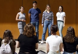 De izquierda a derecha, Ana Morente Casanova, Alberto Marfil del Puerto, Cristina López Mannion y Cristina Lermos Sanz-Daza, en la Facultad de Ciencias de la Salud de la UMA.