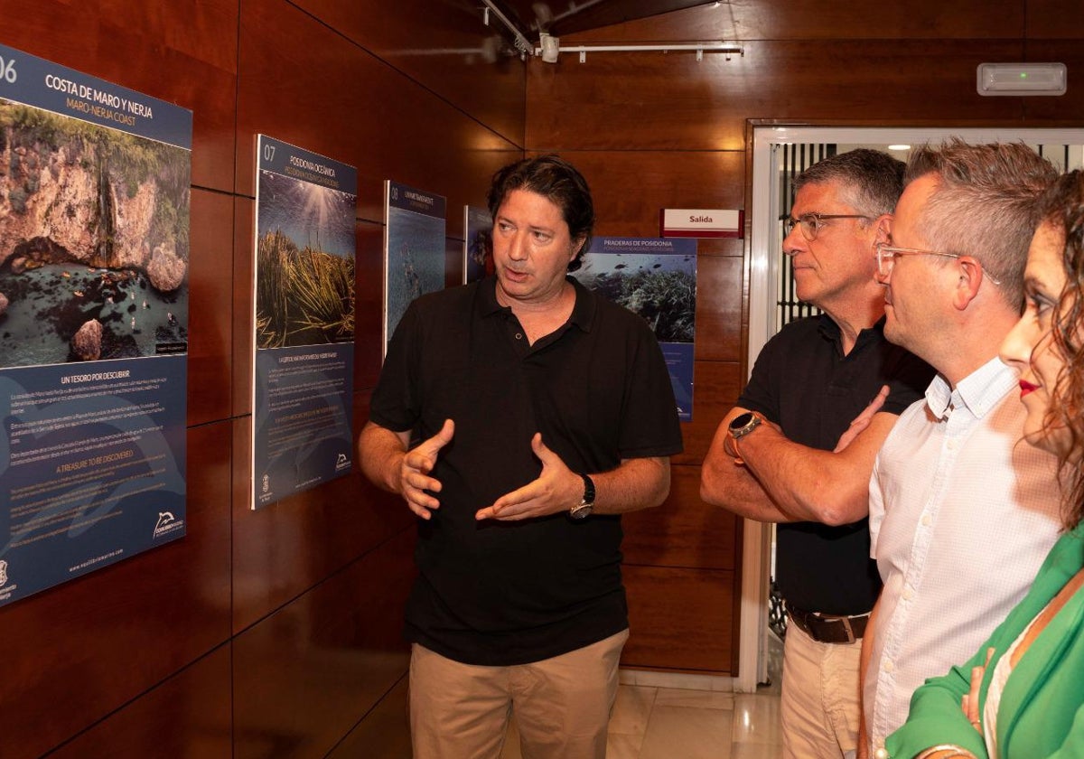 Fernando Alarcón, mostrando los paneles al alcalde y los ediles de Medio Ambiente y Playas.