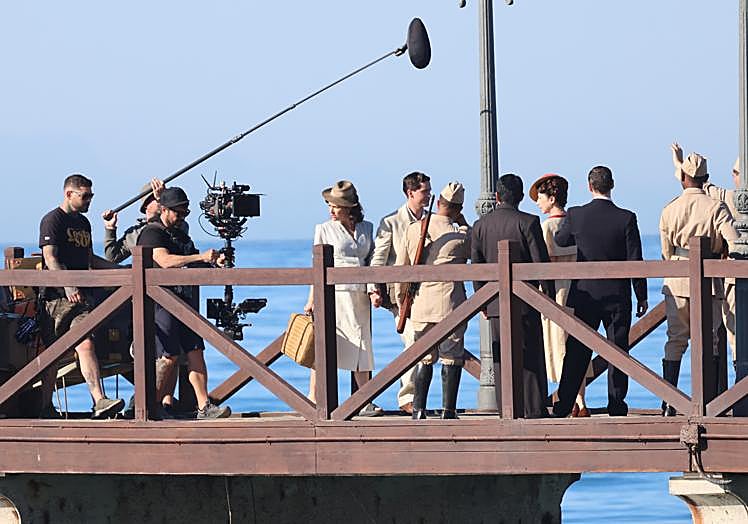 Los actores Lihi Kornowski y Logan Lerman, ayer, en el rodaje en Marbella de 'We Were the Lucky Ones'.