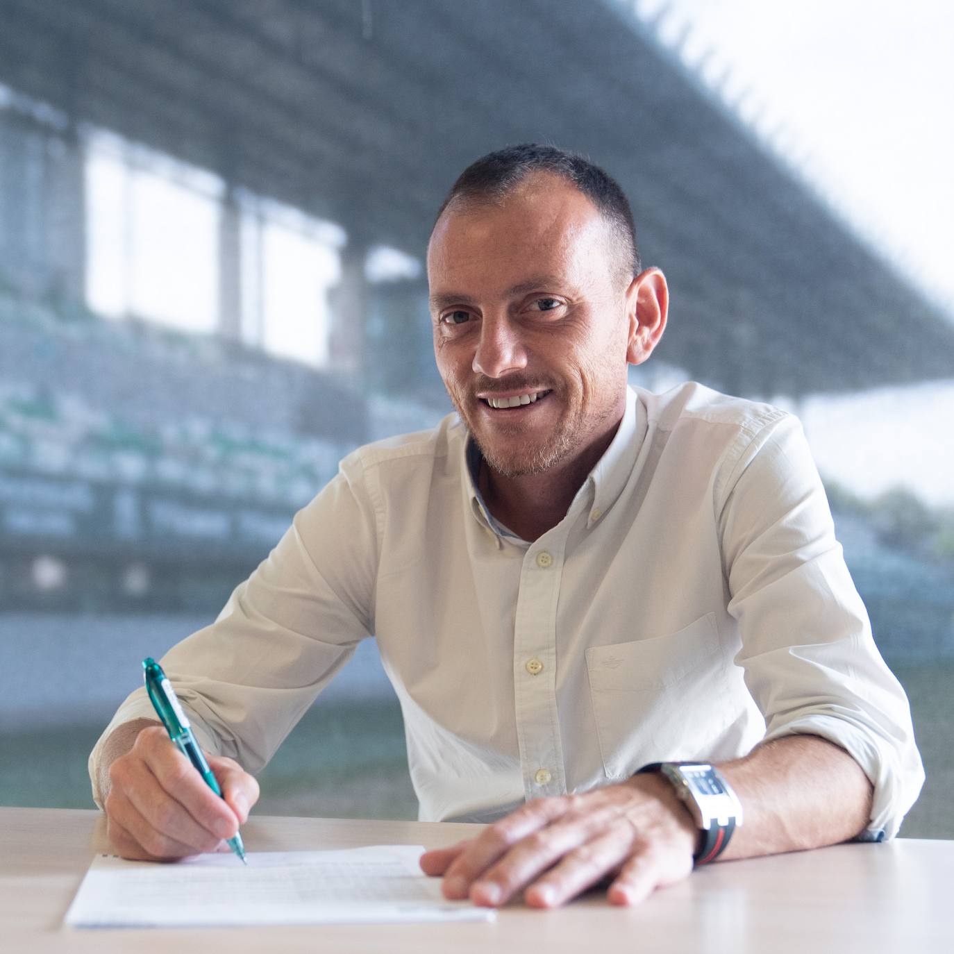 Alberto González posa durante la firma de su nuevo contrato para dirigir al filial del Betis.