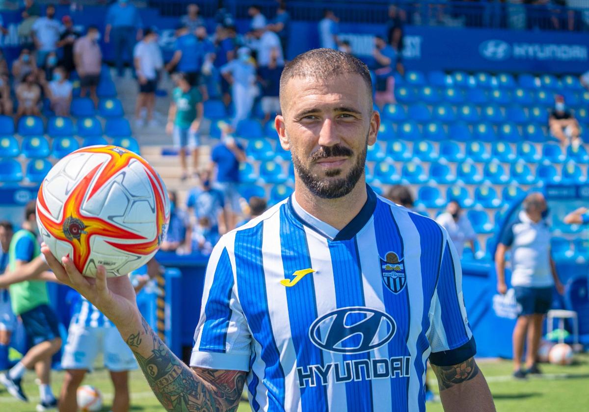 El delantero malagueño Dioni posa tras conseguir un 'hat trick' con el Atlético Baleares, su último equipo antes de ser el primer fichaje cerrado del Málaga para la temporada 23-24.