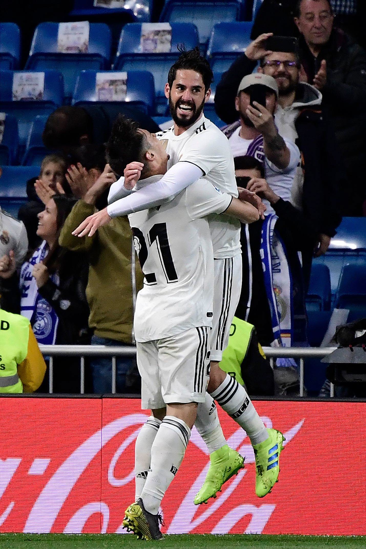 Brahim e Isco se abrazan durante su etapa juntos en el Madrid.