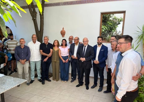 Imagen secundaria 1 - Arriba, asistentes a la rueda de prensa de presentación del pacto de gobierno en el Hotel Palacio Blanco de Vélez-Málaga; abajo a la izquierda, los nuevos ediles del gobierno bipartito de PP y GIPMTM, y a la derecha, Manuel Rincón, con el cuadro que le ha regalado a Jesús Lupiáñez.