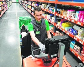 La distribución también refuerza su plantilla en verano.