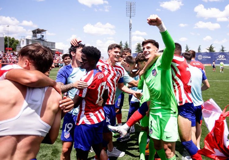 Los jugadores del Atlético de Madrid B celebran su ascenso Primera RFEF.