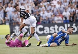 Una acción del tenso duelo de este domingo en Castalia entre el Castellón y el Deportivo.