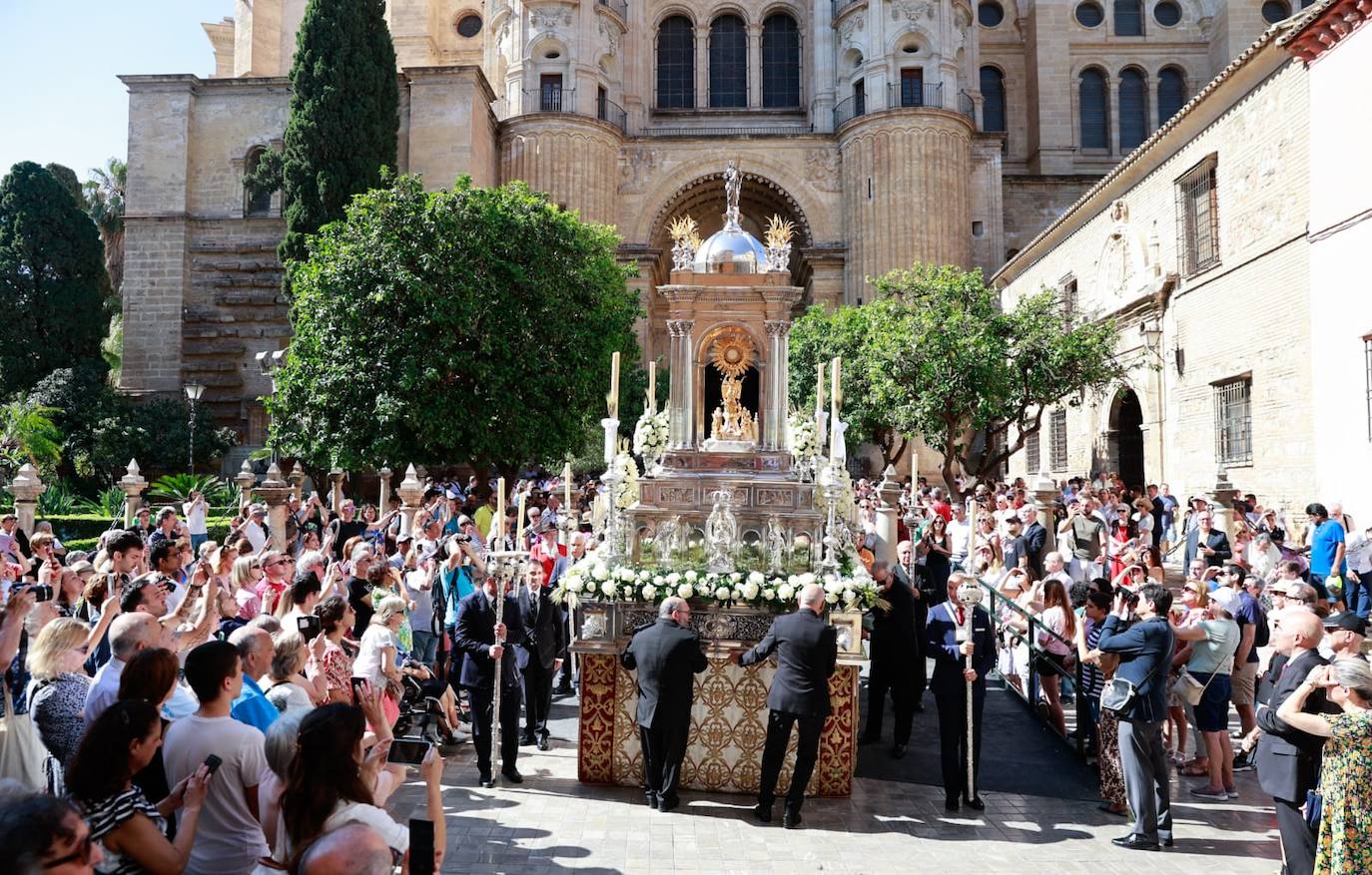 La custodia con Jesús Sacramentado recorre el Centro Histórico en una mañana soleada con poco público y con más altares en el itinerario.