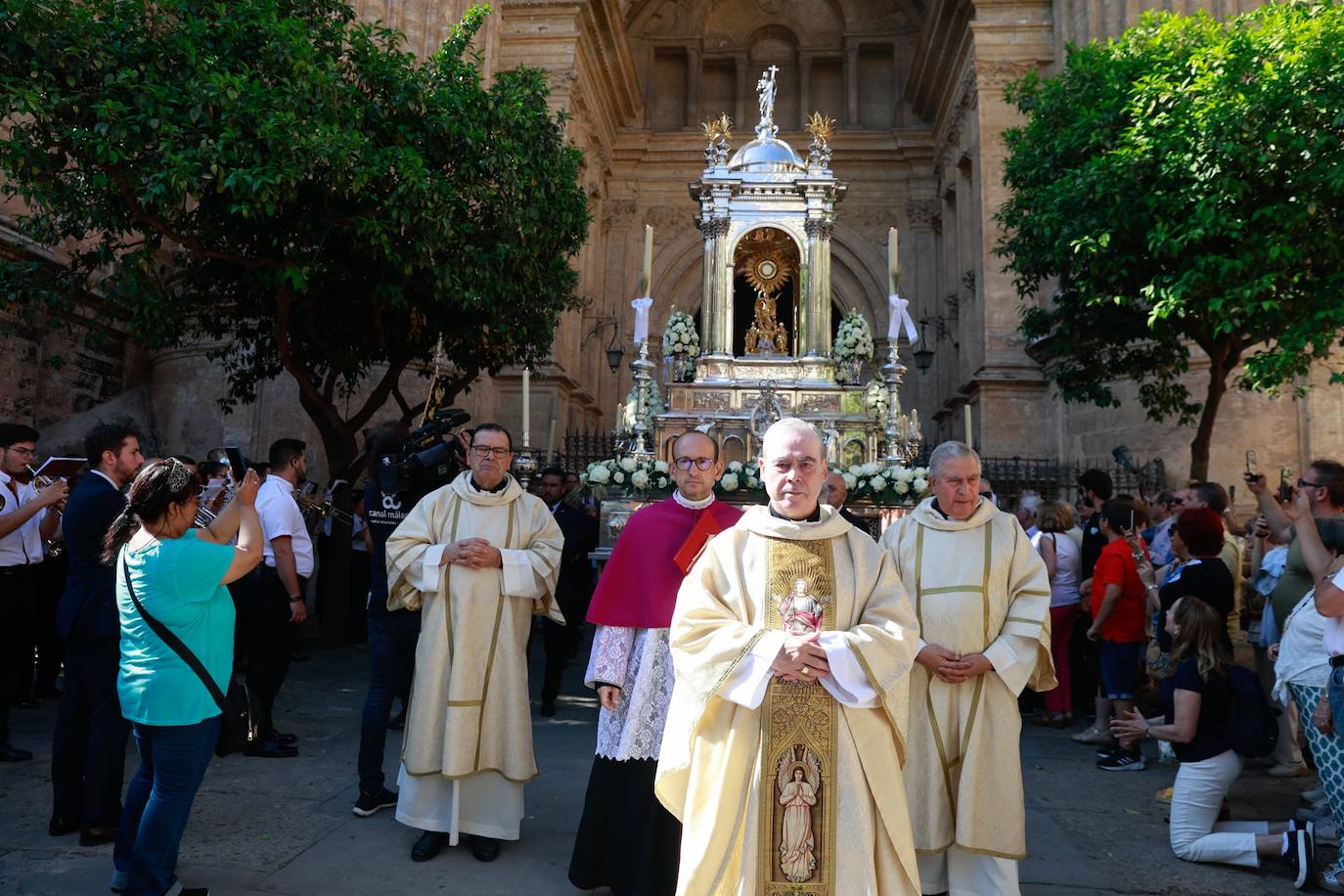 La custodia con Jesús Sacramentado recorre el Centro Histórico en una mañana soleada con poco público y con más altares en el itinerario.