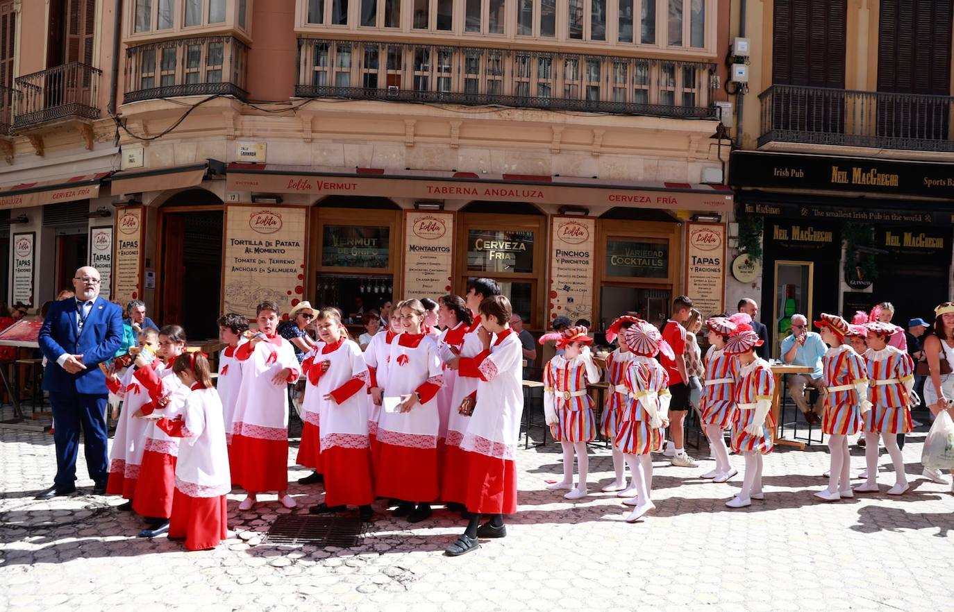 La custodia con Jesús Sacramentado recorre el Centro Histórico en una mañana soleada con poco público y con más altares en el itinerario.