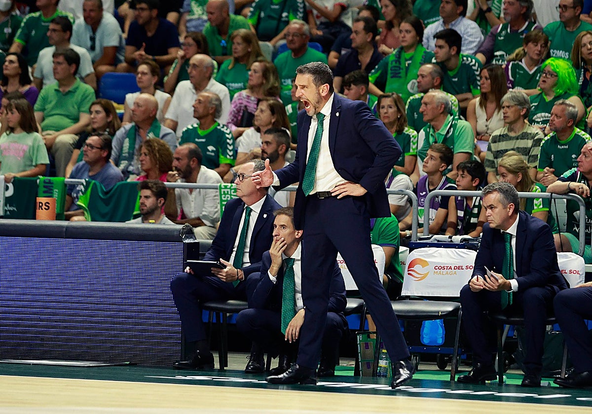 Ibon Navarro protesta una acción durante el partido.