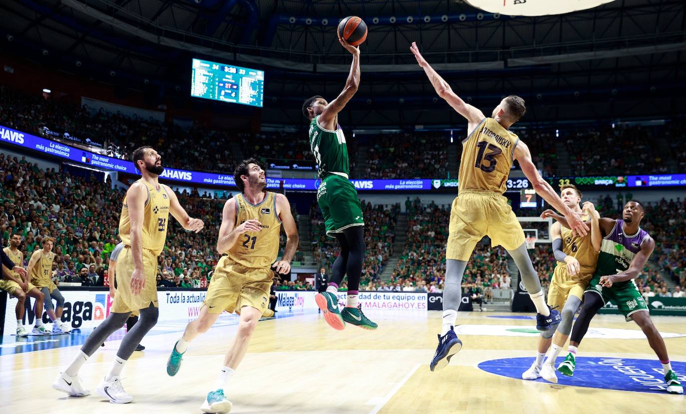 El tercer partido de la serie Unicaja-Barça, en imágenes