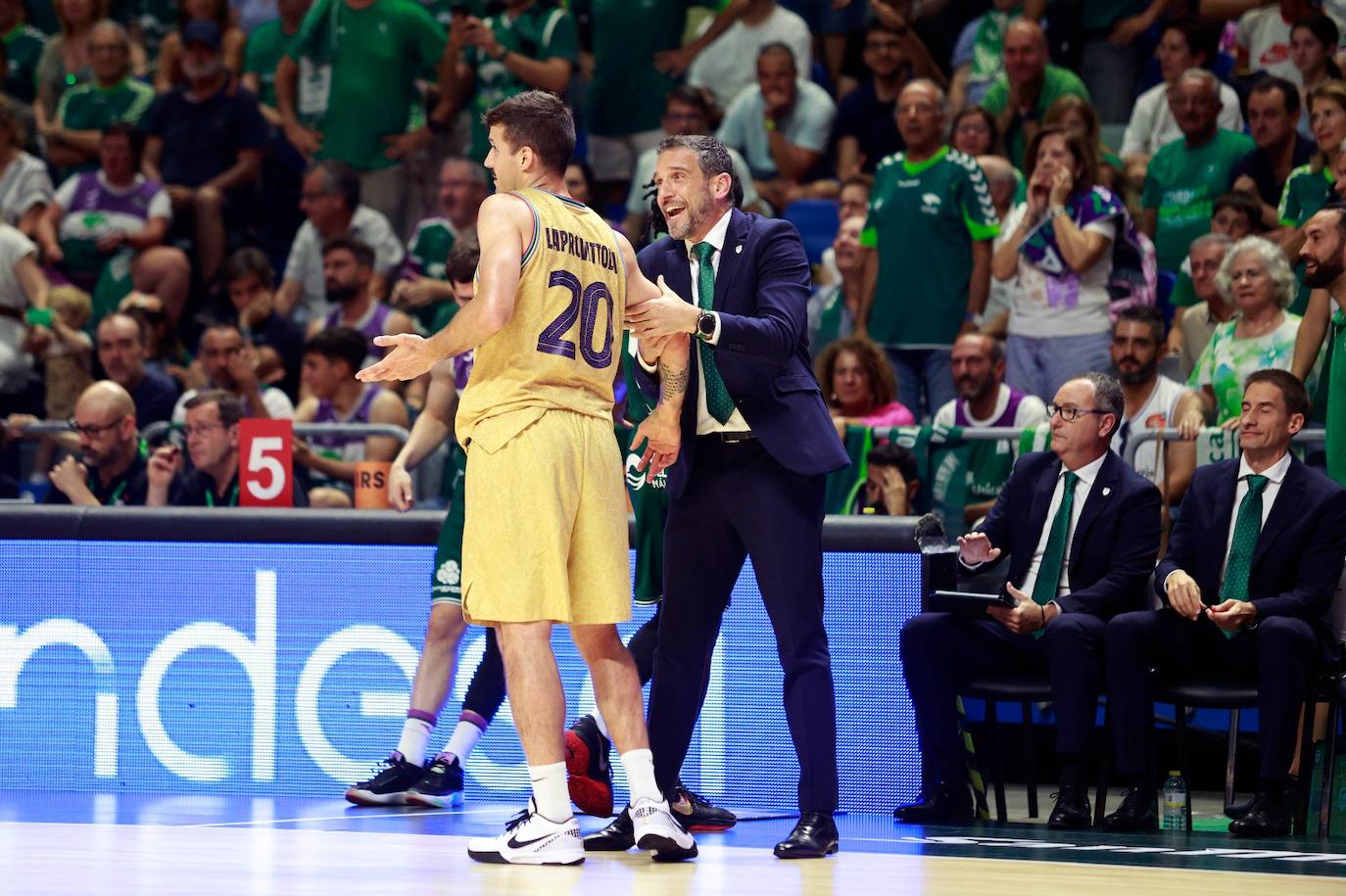 El tercer partido de la serie Unicaja-Barça, en imágenes