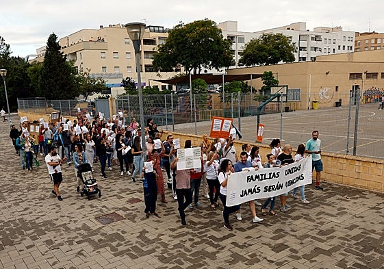 Manifestación de familias, el viernes pasado, alrededor del centro educativo.