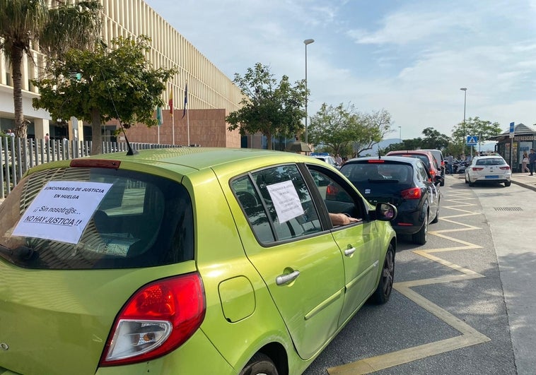 Caravana protesta de los funcionarios de Justicia: la huelga frena unos 4.500 juicios en dos meses en Málaga