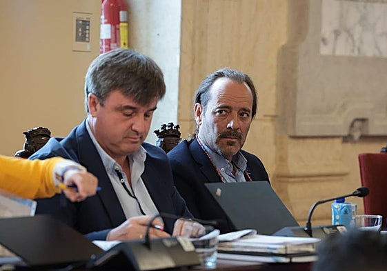 Juan Cassá, al lado del popular Avelino Barrionuevo, en el último pleno ordinario en abril.