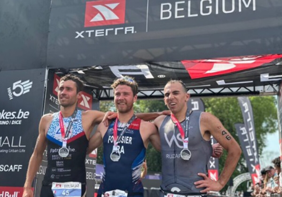 Félix y Arthur Forissier, con Rubén Ruzafa, tras cruzar la meta del Europeo XTerra.