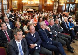 El acto de entrega congregó a un centenar de personas entre autoridades, periodistas y suscriptores del periódico.