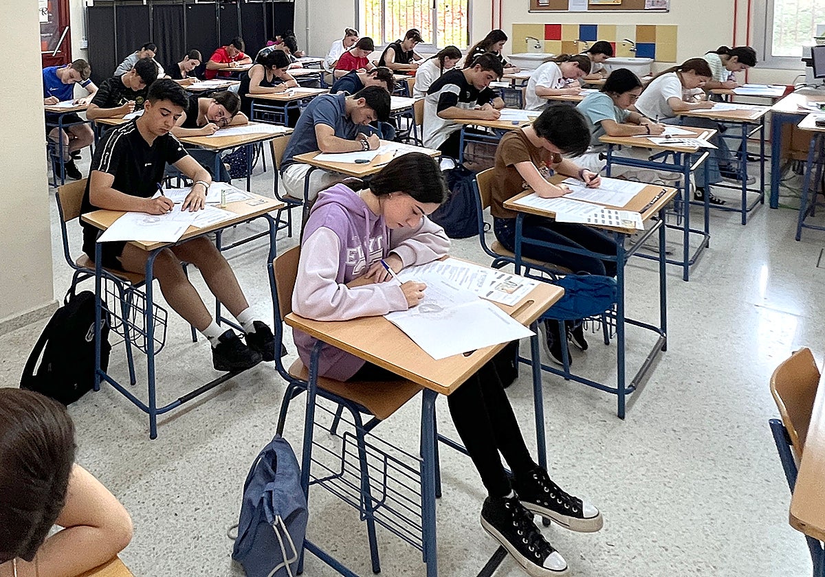 Por orden alfabético, se dividen los alumnos en las diferentes aulas y salas del instituto José María Fernández