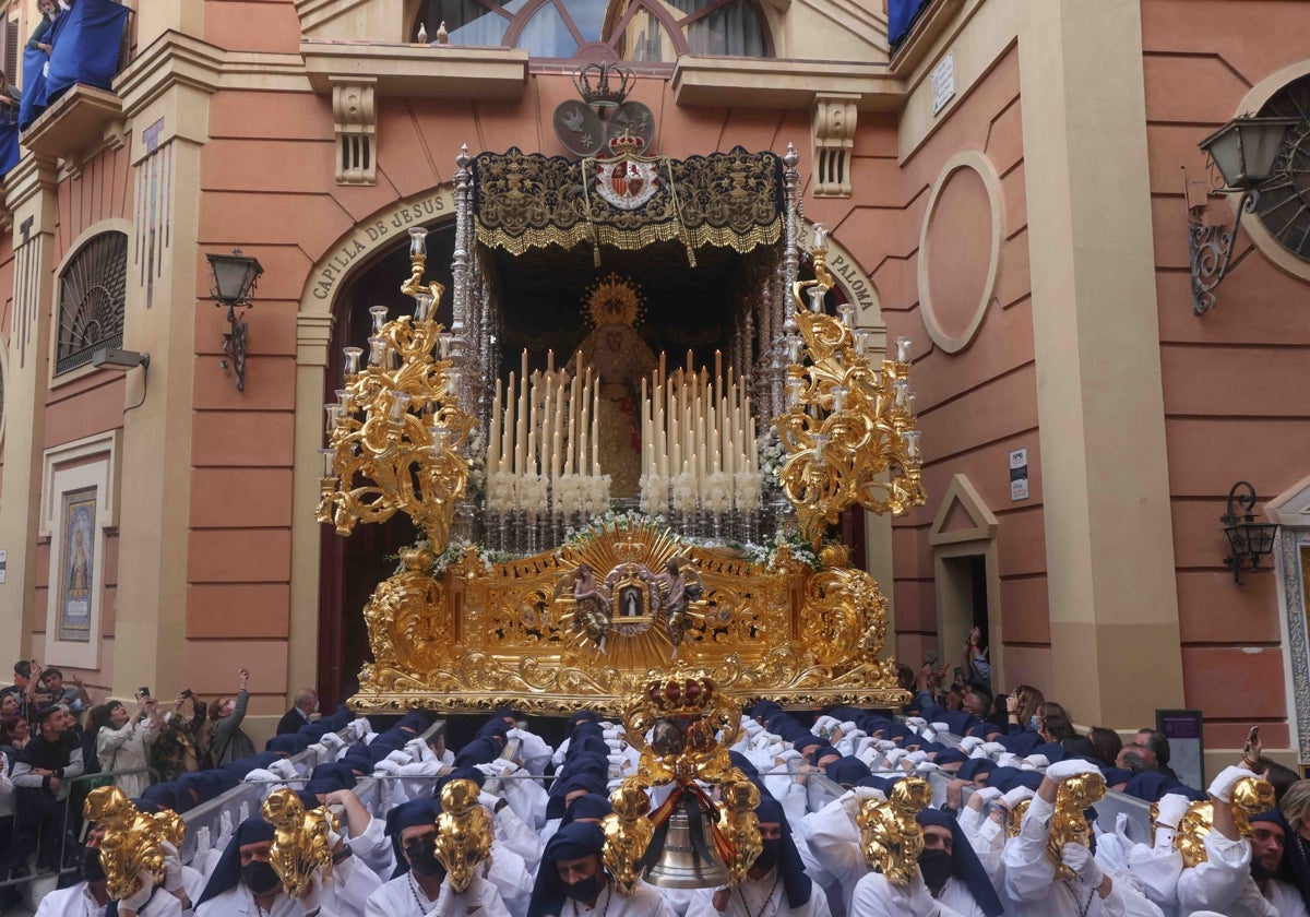 Salida de la Virgen de la Paloma desde la casa hermandad.