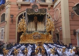 Salida de la Virgen de la Paloma desde la casa hermandad.