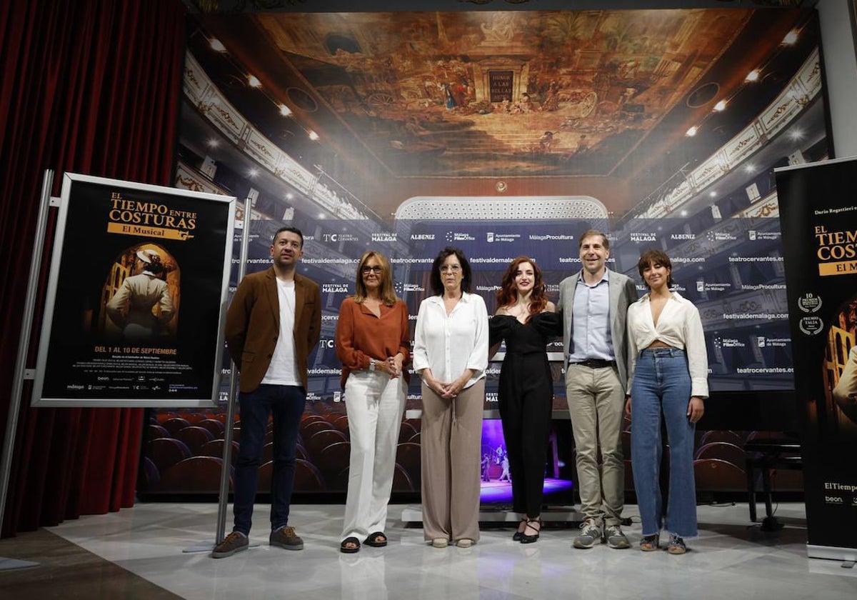 Posado en la presentación del musical 'El tiempo entre costuras'.