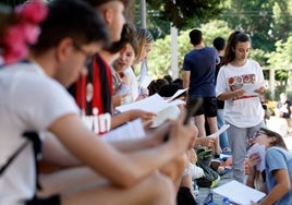 Estudiantes, en el descanso de la primera jornada de selectividad, este martes.