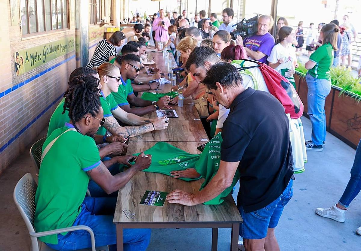 El Unicaja se despide de sus aficionados en Le Grand Café