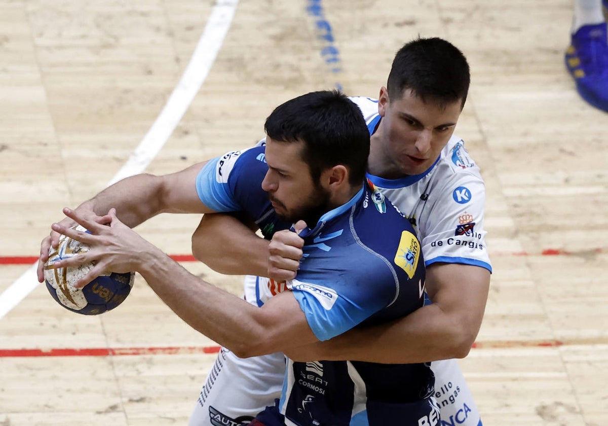 Luis Castro, en una acción de la promoción de ascenso a la Liga Asobal del Trops Málaga.