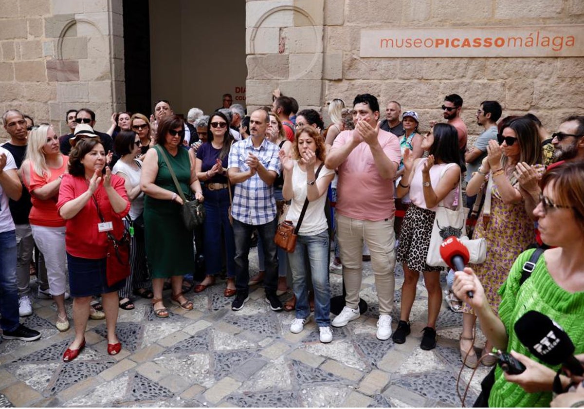 Aplauso de los trabajadores tras la lectura del manifiesto de huelga a las puertas del MPM.