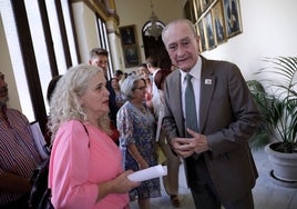 Ramos y De la Torre se saludaron afectuosamente en el pasillo. Detrás, otros concejales socialistas y de Unidas Podemos, antes de entrar al pleno.