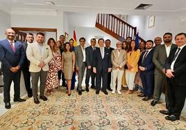 Foto de familia de profesionales en una de las jornadas celebradas en Oriente Medio.