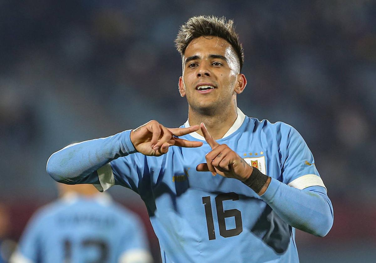 Rodrigo Zalazar de Uruguay festeja su segundo gol durante el partido amistoso internacional por fecha FIFA entre Uruguay y Nicaragua en el estadio Centenario en Montevideo (Uruguay).