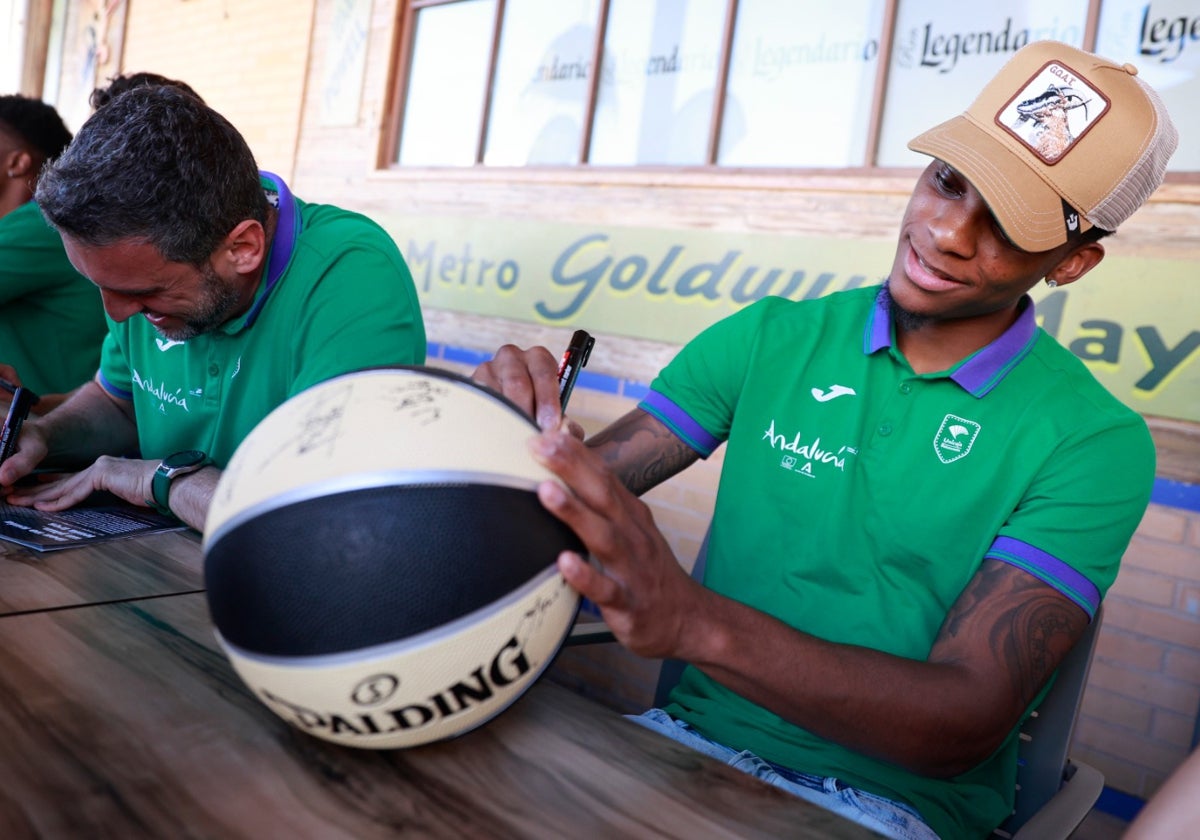 Tyson Carter firma un balón durante el encuentro con los aficionados el miércoles.