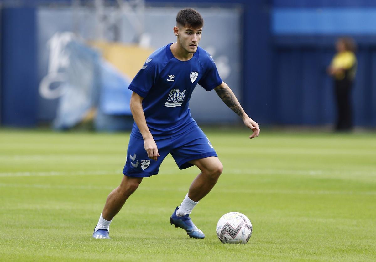 El futbolista Cristian Gutiérrez en un entrenamiento con el Málaga.