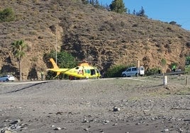 El helicóptero sanitario y la ambulancia de urgencias, este viernes en el lugar del siniestro.