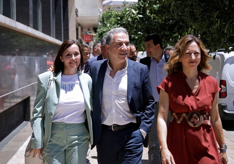 María del Mar Vázquez, Elías Bendodo y Patricia Navarro, este viernes.