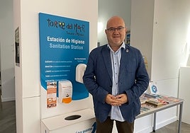 El primer teniente de Alcalde y concejal de Playas en funciones, Jesús C. Pérez Atencia, con uno de los dispensadores de crema solar instalados.