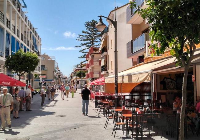 La calle Ancha y el bar Los Caracoles se preparan para otro verano concurrido.