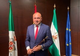 Anthony Bermúdez, el nuevo alcalde del Alhaurín el Grande, con el bastón de mando.