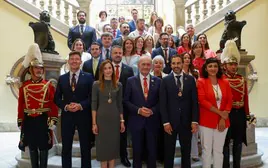 Los 31 concejales de la Corporación, en la foto de familia, delante de la escalinata principal del Ayuntamiento con la policía local montada a caballo de gala.