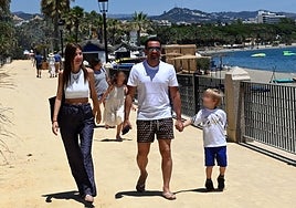 Xavi Hernández, junto a sus dos hijos y su mujer, Núria Cunillera, en el paseo marítimo de Marbella.