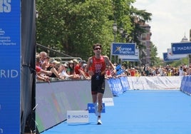 El triatleta malagueño, en la llegada a meta en el Campeonato de Europa en Madrid.