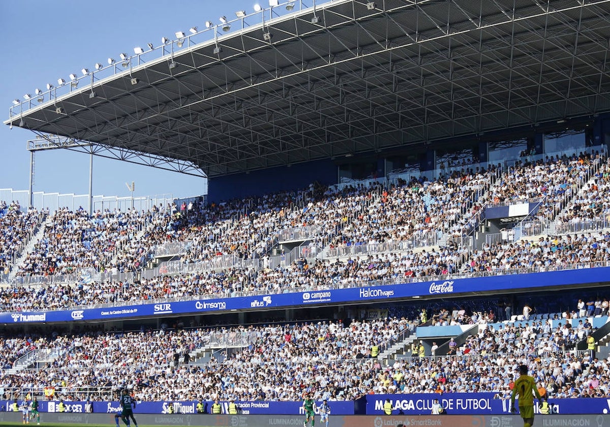 Las gradas de La Rosaleda, a rebosar (casi 30.000 personas) en el duelo ante el Huesca de finales de la última temporada.